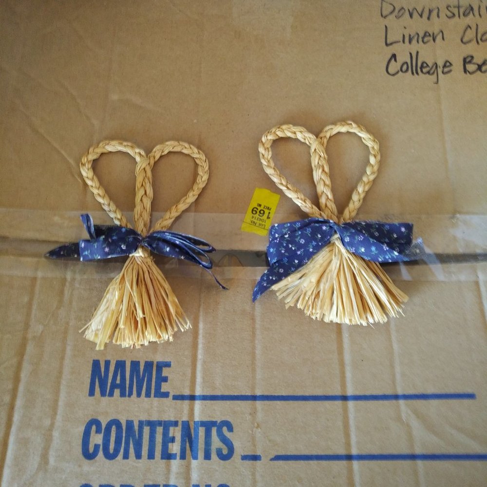 SET OF 2 BRAIDED STRAW HEARTS WITH NAVY CALICO BOW
